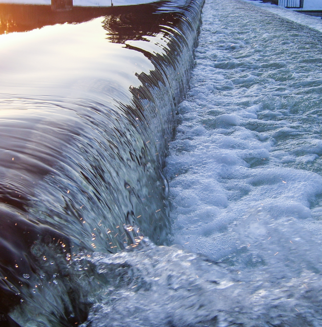 A agua e utilizada no ambiente industrial